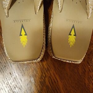 Volatile Women's Sandals Slides Beige Tan Thong Toe Size 7 Casual Comfort